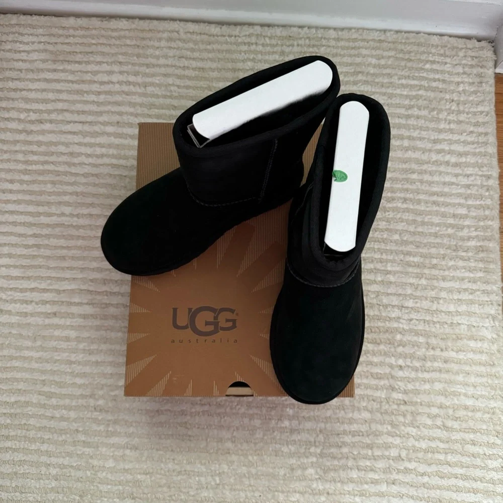 NWT Ugg kids Classic short boots